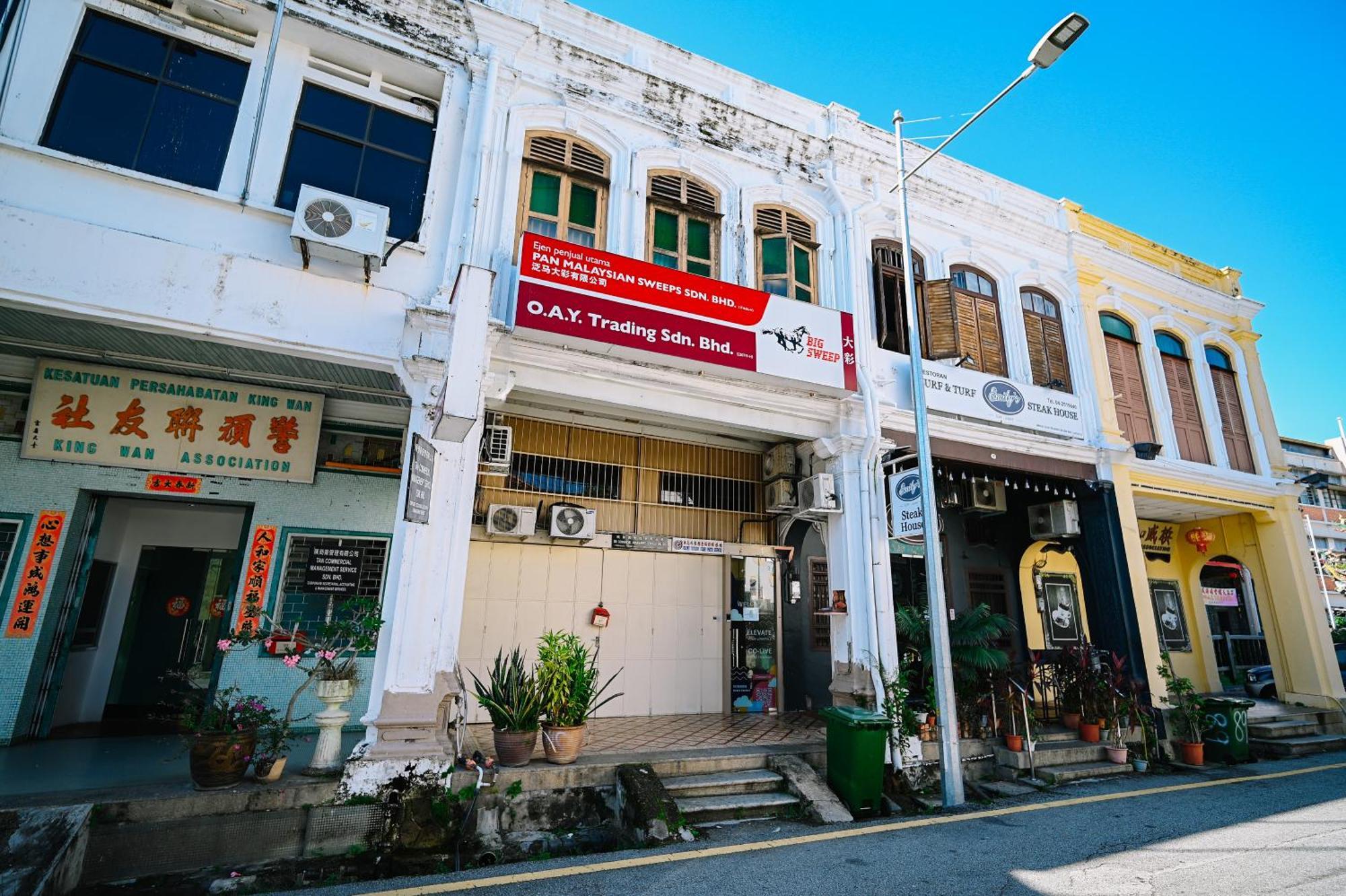 Swing & Pillows - 87 Muntri, Penang 2*